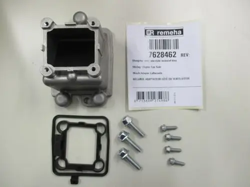 Adapterkomponente von Remeha, rechteckige Form, aus Metall, begleitet von Dichtungsring und mehreren Schrauben. Produktlabel mit Artikelnummer im Bild.